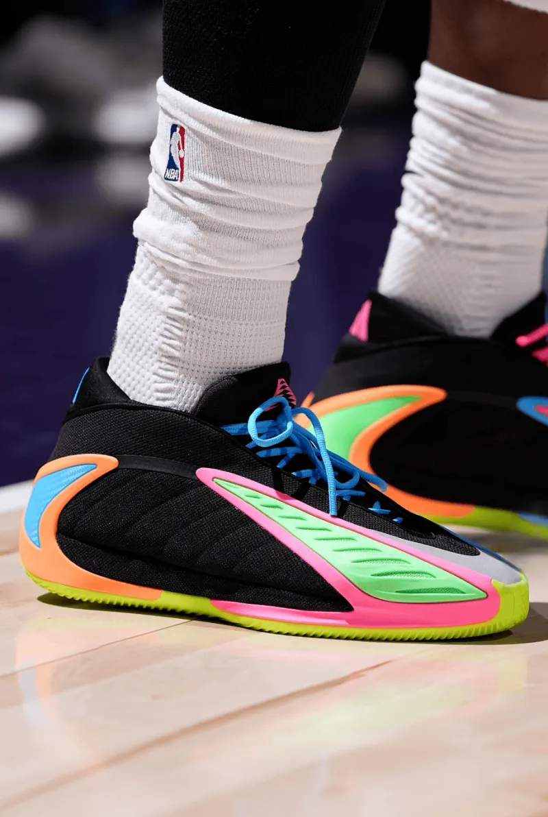 开云-爱德华兹穿着彩色AE2，空砍36分2篮板5助攻1抢断